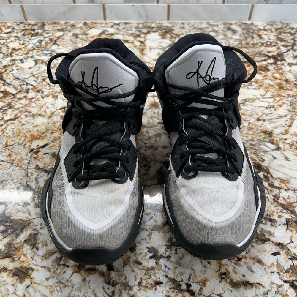 Women’s size 8 Nike basketball shoes
